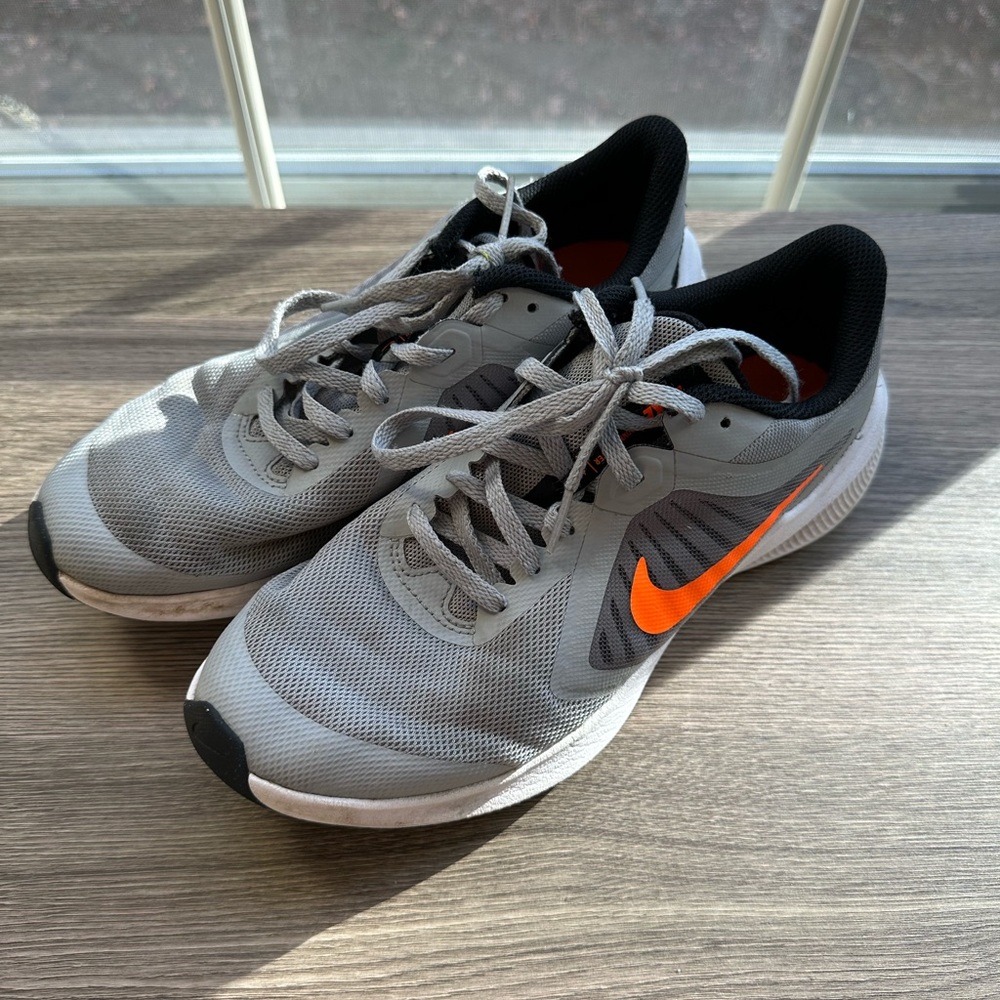 Nike boys youth running shoes size 5